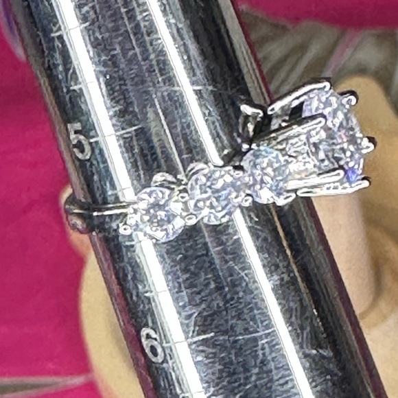 R8. Swarovski Crystal Elegant Silver Rhodium Plated Multi-Stone Ring - Picture 3 of 4